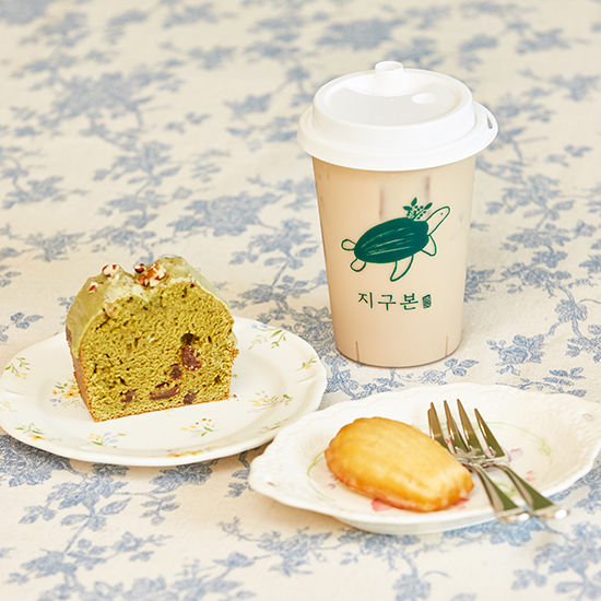 지구본 디저트와 음료