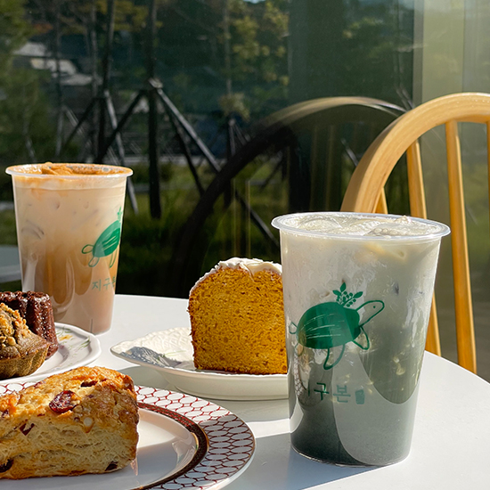 지구본 디저트와 음료